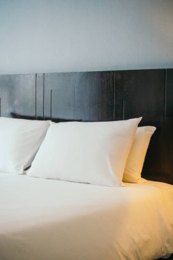 Beyaz rahat yastık yatak dekorasyon otel yatak odasında