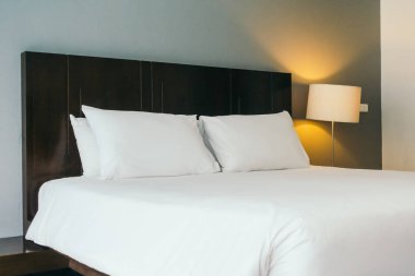 Beyaz rahat yastık yatak dekorasyon otel yatak odasında