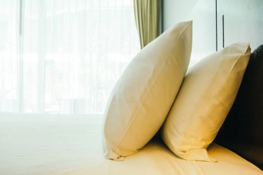 Beyaz rahat yastık yatak dekorasyon otel yatak odasında