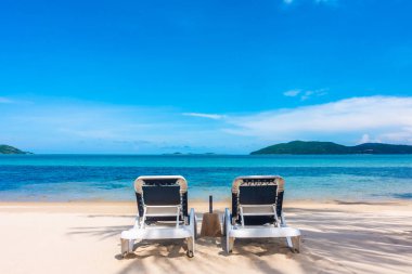 Plaj ve deniz tatil ve seyahat için Hindistan cevizi hurma ağacı ile üzerinde şemsiye ve sandalye ile güzel açık görünüm