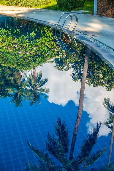 Krásné Luxusní Venkovní Bazén Schodiště Hotelu Středisko Pro Prázdninové Cestování — Stock fotografie