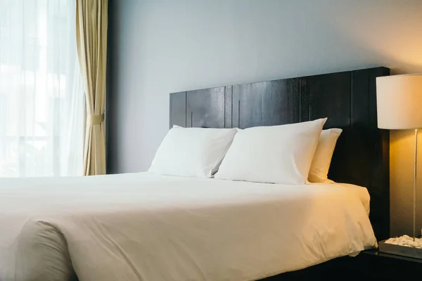 Beyaz Rahat Yastık Yatak Dekorasyon Otel Yatak Odasında — Stok fotoğraf