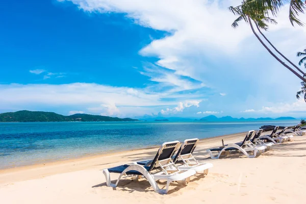 美丽的户外景观与雨伞和椅子上的海滩和海洋与椰子棕榈树度假和旅游 — 图库照片