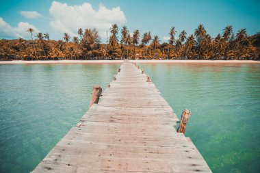 Ahşap iskele veya Cennet Adası için seyahat etmek tatil tropikal plaj ve ile köprü