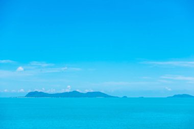 Güzel deniz ve okyanus mavi gökyüzü arka plan bulut ile