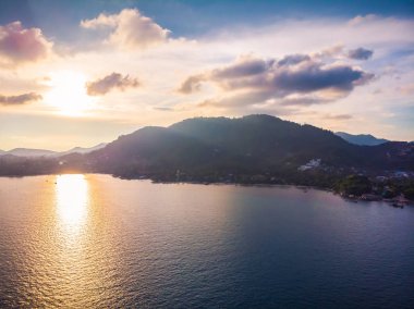 Güzel tropikal plaj ve deniz hurma ve koh samui Adası Tayland tatil ve seyahat için gündoğumu zaman diğer ağacında havadan görünümü