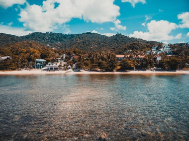 Koh samui Adası Tatil ve seyahat için mavi gökyüzünde üzerinde pek çok ağaç ve beyaz bulut deniz ve plaj güzel havadan görünümü