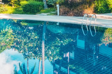 Güzel lüks otel ve resort tatil seyahat ve tatil için merdiven ile açık yüzme havuzu