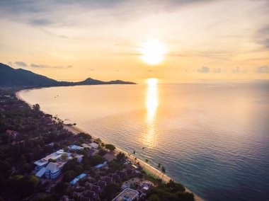 Güzel tropikal plaj ve deniz hurma ve koh samui Adası Tayland tatil ve seyahat için gündoğumu zaman diğer ağacında havadan görünümü