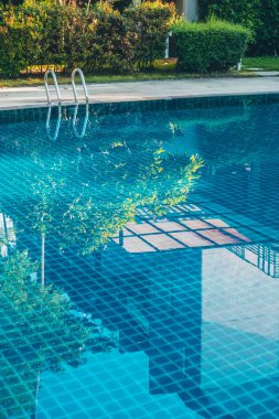 Güzel lüks otel ve resort tatil seyahat ve tatil için merdiven ile açık yüzme havuzu