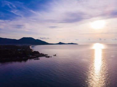 Güzel tropikal plaj ve deniz hurma ve koh samui Adası seyahat ve tatil için diğer ağacında havadan görünümü