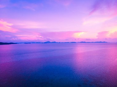 Güzel tropikal plaj ve deniz hurma ve koh samui Adası Tayland tatil ve seyahat için günbatımı zaman diğer ağacında havadan görünümü