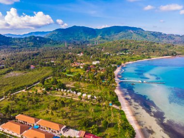 Güzel tropikal plaj ve deniz hurma ve koh samui Adası seyahat ve tatil için diğer ağacında havadan görünümü