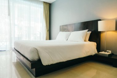 Beyaz rahat yastık yatak dekorasyon otel yatak odasında
