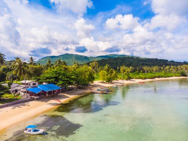 Güzel tropikal plaj ve deniz hurma ve koh samui Adası seyahat ve tatil için diğer ağacında havadan görünümü