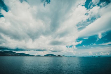 Güzel karanlık bulut gökyüzü ile ada üzerinde