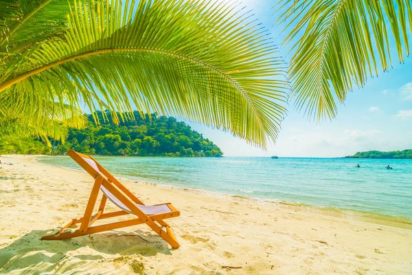 Стілець Красивому Тропічному Пляжі Морі Кокосовою Пальмою Райському Острові Подорожей — стокове фото