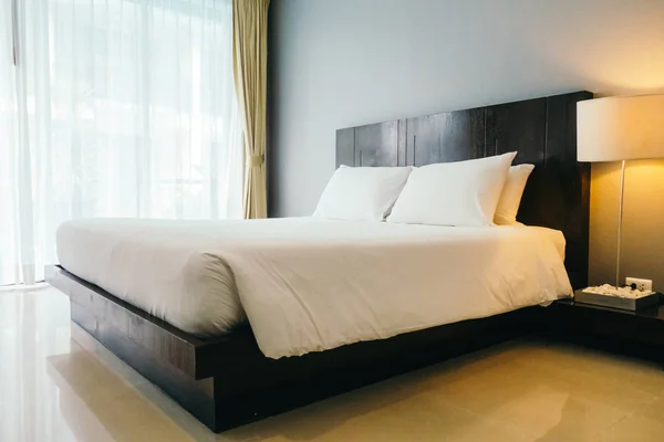 Weißes Bequemes Kissen Auf Bettdekoration Hotelzimmer — Stockfoto