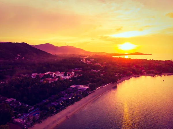 美しい熱帯のビーチとパーム島サムイ島タイ休暇および旅行のため日没時に他の木と海の空撮 — ストック写真