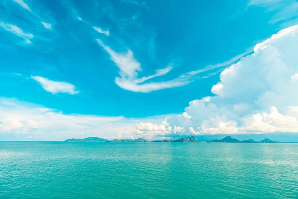 Nuvem Branca Bonita Céu Azul Mar Oceano Para Fundo — Fotografia de Stock