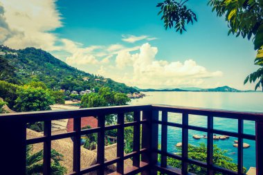Açık veranda ve Cennet Adası seyahat ve tatil için deniz okyanus manzaralı