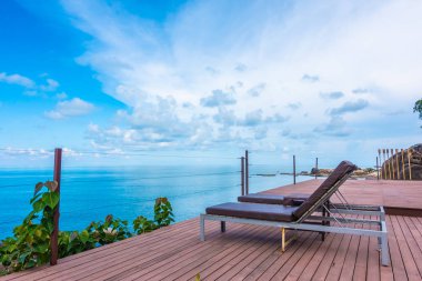 Güzel tropikal deniz okyanus ve mavi gökyüzü arka plan Oda Veranda balkon seyahat ve tatil için