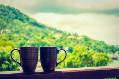Sıcak kahve fincanı güzel tropik açık görüş için relax ve eğlence ile