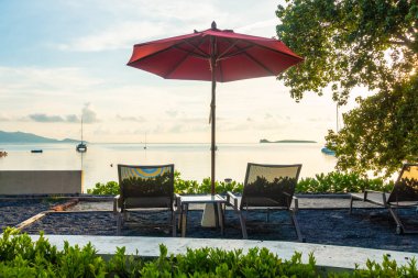 Güzel tropikal deniz okyanus ve plaj şemsiye ve sandalye seyahat ve tatil için