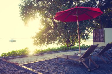 Güzel tropikal deniz okyanus ve plaj şemsiye ve sandalye seyahat ve tatil için