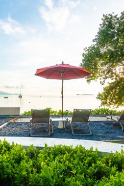 Güzel tropikal deniz okyanus ve plaj şemsiye ve sandalye seyahat ve tatil için