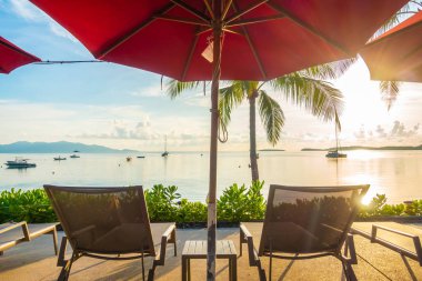 Güzel tropikal deniz okyanus ve plaj şemsiye ve sandalye seyahat ve tatil için