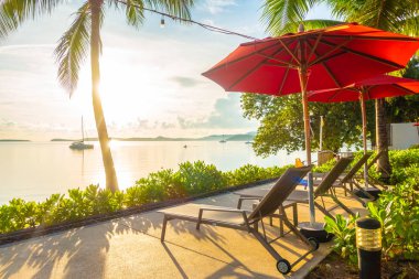 Güzel tropikal deniz okyanus ve plaj şemsiye ve sandalye seyahat ve tatil için