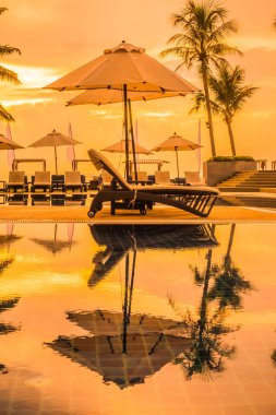 Güzel lüks otel ve tatil seyahat ve tatil için sandalye ve şemsiye ile açık yüzme havuzu