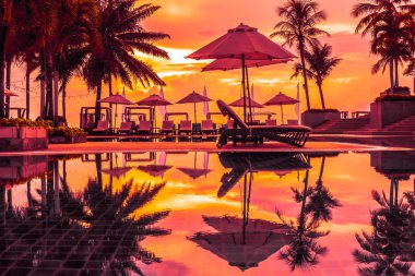 Güzel lüks otel ve tatil seyahat ve tatil için sandalye ve şemsiye ile açık yüzme havuzu