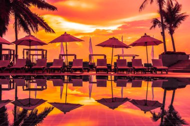 Güzel lüks otel ve tatil seyahat ve tatil için sandalye ve şemsiye ile açık yüzme havuzu