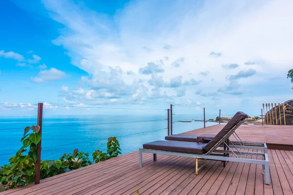 Güzel tropikal deniz okyanus ve mavi gökyüzü arka plan Oda Veranda balkon seyahat ve tatil için