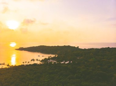 Günbatımı zaman adada deniz ve plaj Hindistan cevizi hurma ağacı ile havadan görünümü