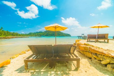 Şemsiye ve güzel tropikal plaj ve deniz paradise Island Seyahat ve tatil için Hindistan cevizi hurma ağacı ile sandalye