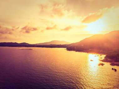 Güzel tropikal plaj ve deniz hurma ve koh samui Adası Tayland tatil ve seyahat için gündoğumu zaman diğer ağacında havadan görünümü