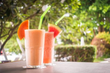 Cam sağlıklı yiyecek ve içecek için karpuz meyve ve papaya suyu smoothies