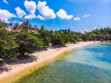 Koh samui Adası Tatil ve seyahat için mavi gökyüzünde üzerinde pek çok ağaç ve beyaz bulut deniz ve plaj güzel havadan görünümü