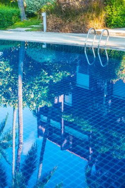 Güzel lüks otel ve resort tatil seyahat ve tatil için merdiven ile açık yüzme havuzu