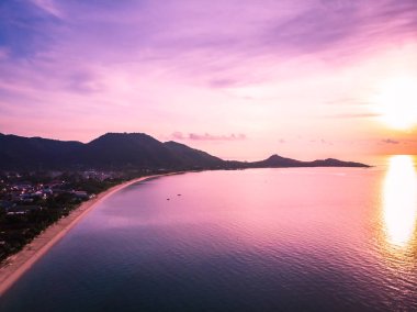 Güzel tropikal plaj ve deniz hurma ve koh samui Adası Tayland tatil ve seyahat için gündoğumu zaman diğer ağacında havadan görünümü