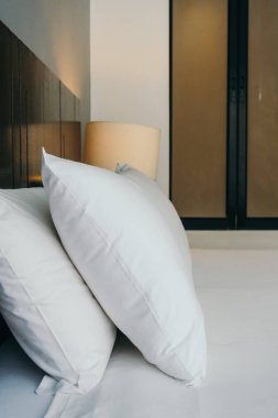 Beyaz rahat yastık yatak dekorasyon otel yatak odasında