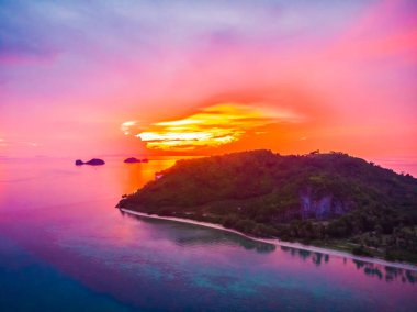 Güzel tropikal plaj ve deniz hurma ve koh samui Adası Tayland tatil ve seyahat için günbatımı zaman diğer ağacında havadan görünümü