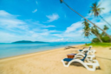 Soyut bulanıklık ve tropikal plaj ve deniz seyahat ve tatil için Hindistan cevizi hurma ağacı arka plan ile defocused