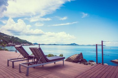 Güzel tropikal deniz okyanus ve mavi gökyüzü arka plan Oda Veranda balkon seyahat ve tatil için