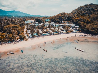 Güzel tropikal plaj ve deniz hurma ve koh samui Adası seyahat ve tatil için diğer ağacında havadan görünümü