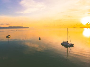 Güzel tropikal plaj ve deniz hurma ve koh samui Adası Tayland tatil ve seyahat için günbatımı zaman diğer ağacında havadan görünümü