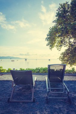 Güzel tropikal deniz okyanus ve plaj şemsiye ve sandalye seyahat ve tatil için